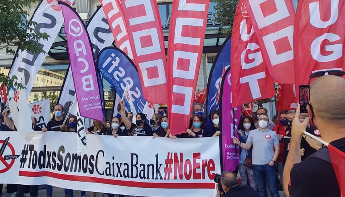 El éxito del paro de la plantilla consigue una prórroga en la negociación en Caixabank