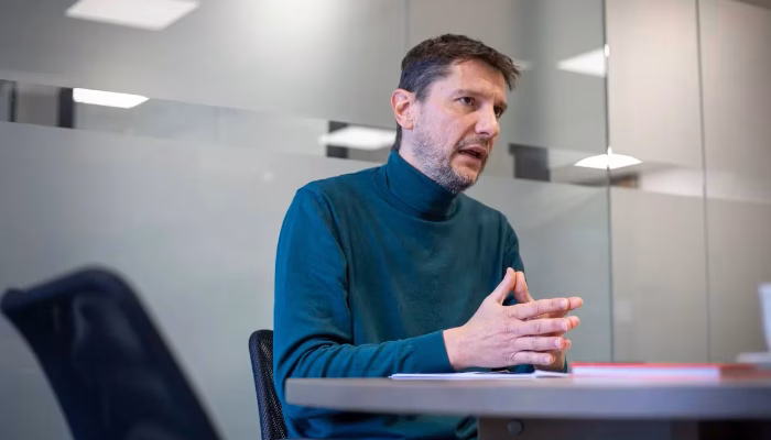 Javier de Dios (CCOO): «La presión comercial y la carga de trabajo de los empleados de banca son brutales»
