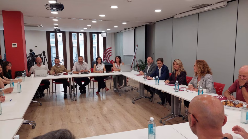 Yolanda Díaz se reúne con CCOO y UGT para conocer su opinión ante la OPA sobre el Sabadell